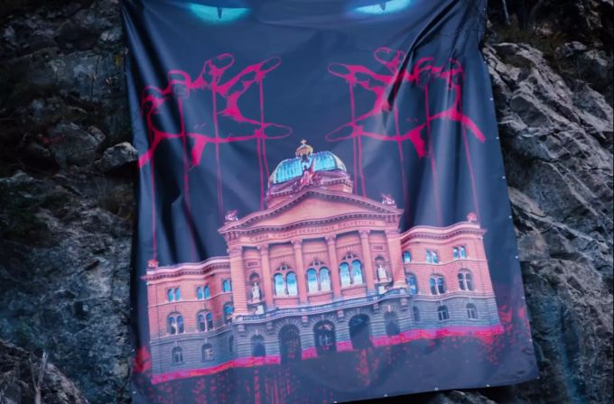 Die Freiheitstrychler stellen das Bundeshaus als Marionette während des Coronavirus dar. Bundeshaus Trychler