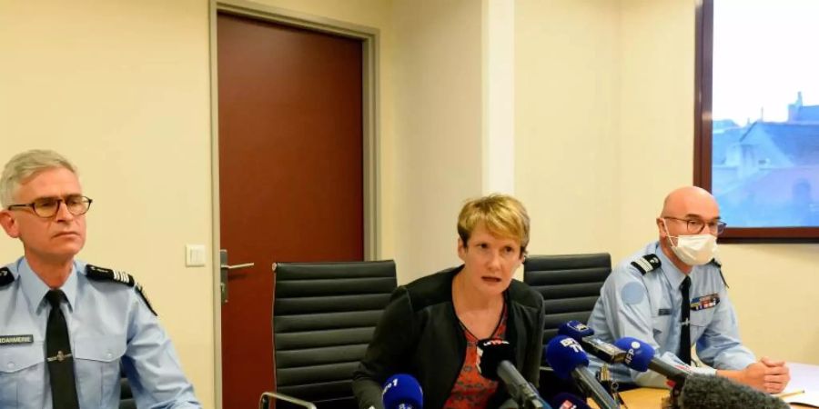 Celine Maigne, Staatsanwältin von Laval, gibt eine Pressekonferenz mit französischen Gendarmen nach den ersten Suchaktionen nach einem 17-jährigen vermissten Mädchen. Foto: Jean-Francois Monier/AFP/dpa