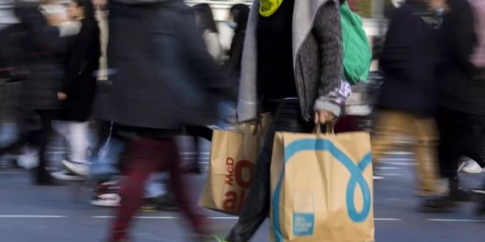 Die Anschaffungsneigung steigt derzeit, während die Sparneigung sinkt. Zu diesem ergebnis kommt eine GfK-Studie. Foto: Carsten Koall/dpa Die Anschaffungsneigung steigt derzeit, während die Sparneigung sinkt. Zu diesem ergebnis kommt eine GfK-Studie. Foto: Carsten Koall/dpa