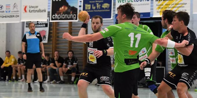 Bereits im Hinspiel gegen Olten ging es hart zur Sache, hier mit Martin Betschart am Ball und Alex Suter rechts im Bild. Bereits im Hinspiel gegen Olten ging es hart zur Sache.