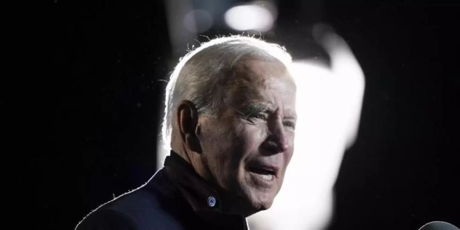 Joe Biden bei einer Kundgebung im US-Bundesstaat Virginia. Der US-Präsident kritisiert seinen Vorgänger Donald Trump unter anderem wegen dessen Äusserungen über den jüngst verstorbenen Ex-Aussenminister Colin Powell. Foto: Alex Brandon/AP/dpa