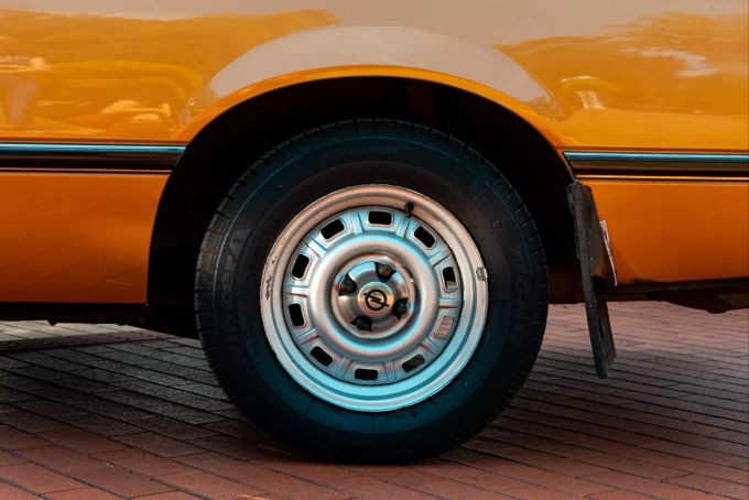 Bei älteren Fahrzeugmodellen liegt der Katalysator – wenn es denn einen gibt – gut erreichbar in der Mitte des Modells. Auto Reifen Seitenansicht Opel