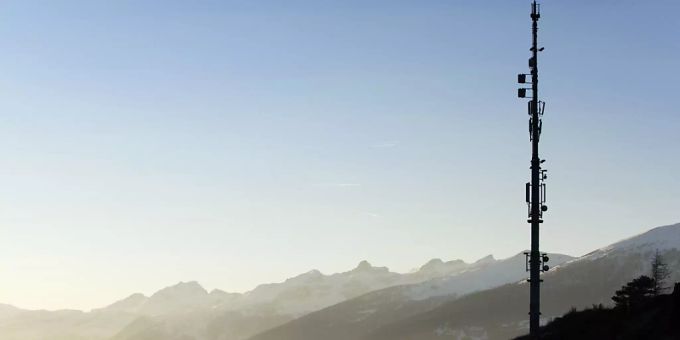 Eine Mobilfunkantenne wie hier im Kanton Wallis strahlt weniger stark als ein Handy. (Archivbild) Eine Mobilfunkantenne wie hier im Kanton Wallis strahlt weniger stark als ein Handy. (Archivbild)