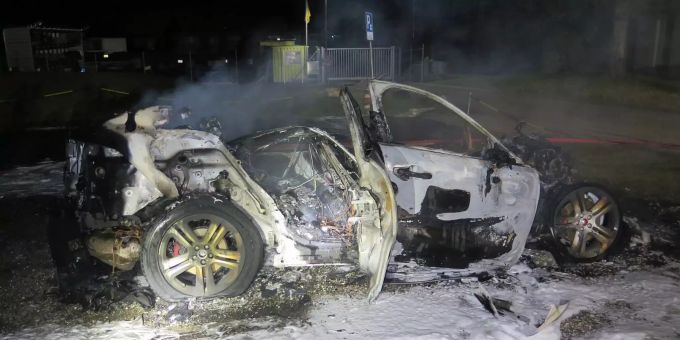 Die Feuerwehr konnte den brennenden Personenwagen löschen. Brand