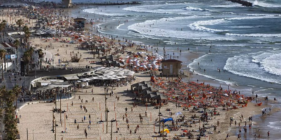 Tel Aviv - im Bild der Strand - ist laut «Economist» der zurzeit teuerste Platz zum Leben. (Archivbild)