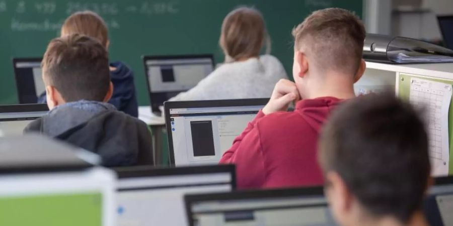 Wie gut sind Schulen digital ausgestattet? Laut einer Befragung von Lehrkräften besteht an den Gymnasien weiterhin Nachholbedarf. Foto: Marijan Murat/dpa
