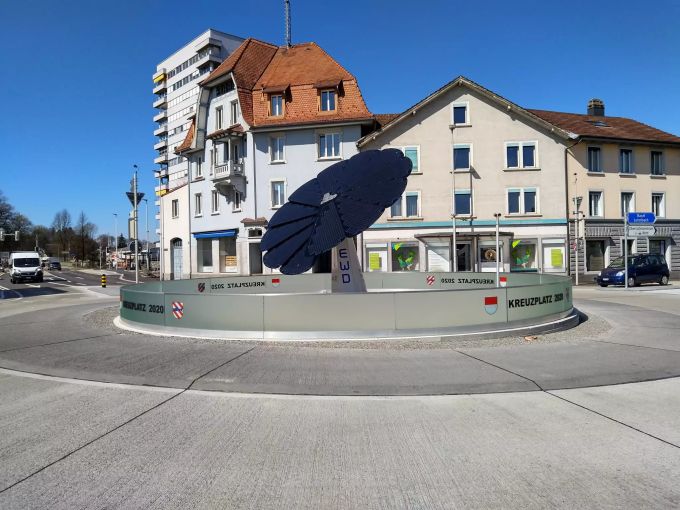 All-in-one-Solaranlage Smartflower auf dem neuen Kreuzplatzkreisel in Derendingen. elentec Langnau