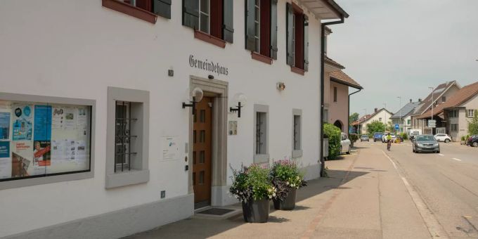 Eingang der Gemeindeverwaltung in Fehraltorf Gemeinde im Bezirk Pfäffikon des Kantons Zürich. Eingang der Gemeindeverwaltung in Fehraltorf Gemeinde im Bezirk Pfäffikon des Kantons Zürich.