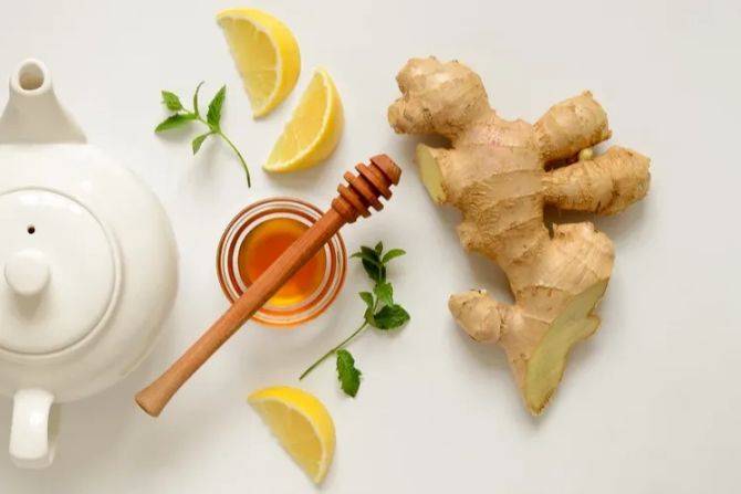 Vogelperspektive Ingwerknolle Teekanne Honigschale Zitronenscheiben