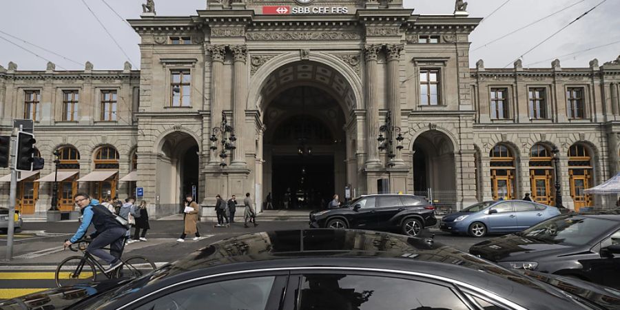 Beim Hauptbahnhof Zürich waren am Freitagabend die Tramlinie infolge eines Unfalls mit einem Tram unterbrochen. (Archivbild)