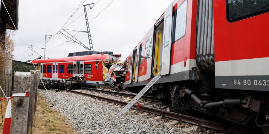 Zwei aufeinandergeprallte S-Bahnen sind an der Unfallstelle in der Nähe des Bahnhofes Ebenhausen-Schäftlarn zu sehen.