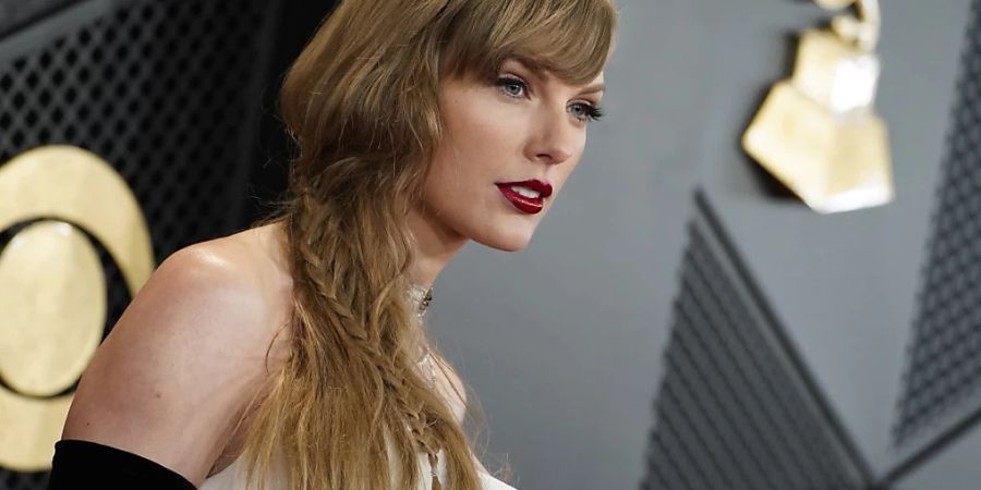 ARCHIV - Taylor Swift kommt zur Verleihung der 66. jährlichen Grammy Awards. Foto: Jordan Strauss/AP/dpa