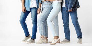 Mehrere junge Leute in Jeans