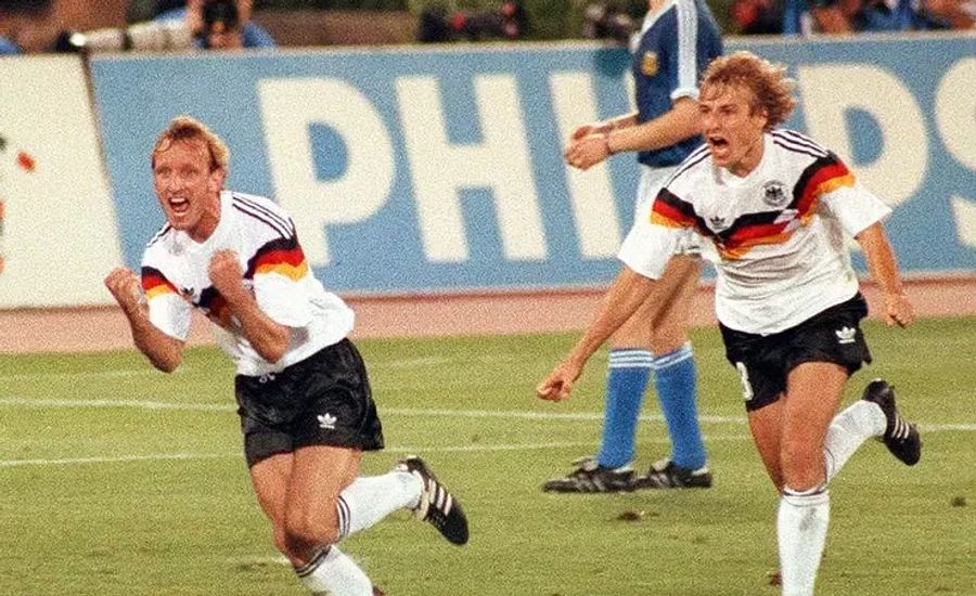 Andreas Brehme jubelt nach seinem Treffer im WM-Final 1990, dahinter Jürgen Klinsmann.