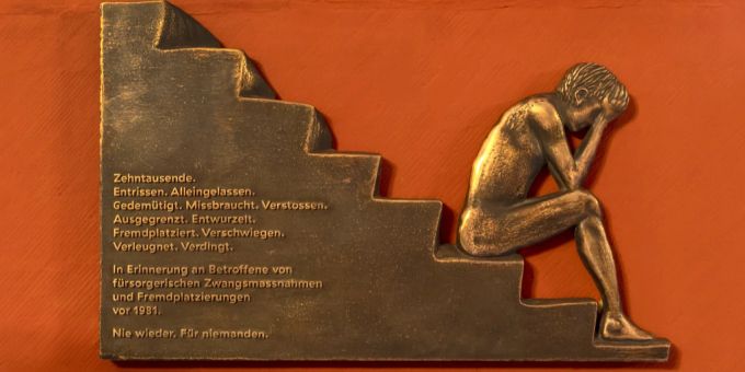Eine Gedenktafel für die Betroffenen von Fürsorgerischen Zwangsmassnahmen und Fremdplatzierungen. (Archivbild) Gedenktafe