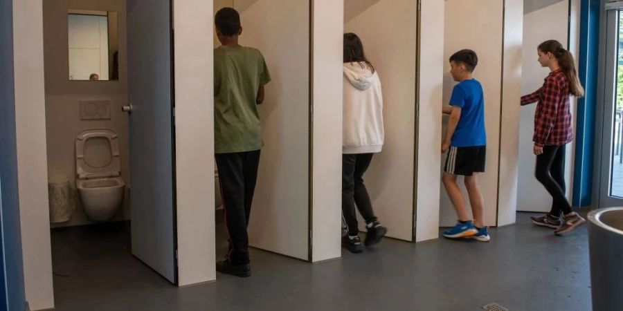 Die Schul-WCs werden immer wieder zum Schauplatz sexualisierter Gewalt.