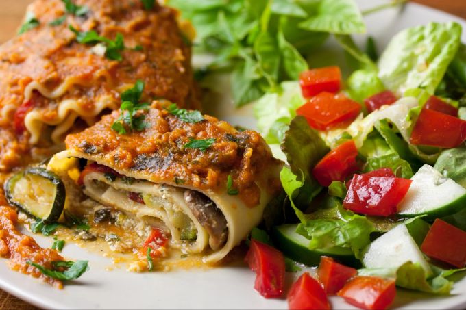 Wer vegan isst, muss auf (fast) nichts mehr verzichten. Auch Lasagne kann man gut mit pflanzlichen Zutaten zubereiten. Vegan Lasagne