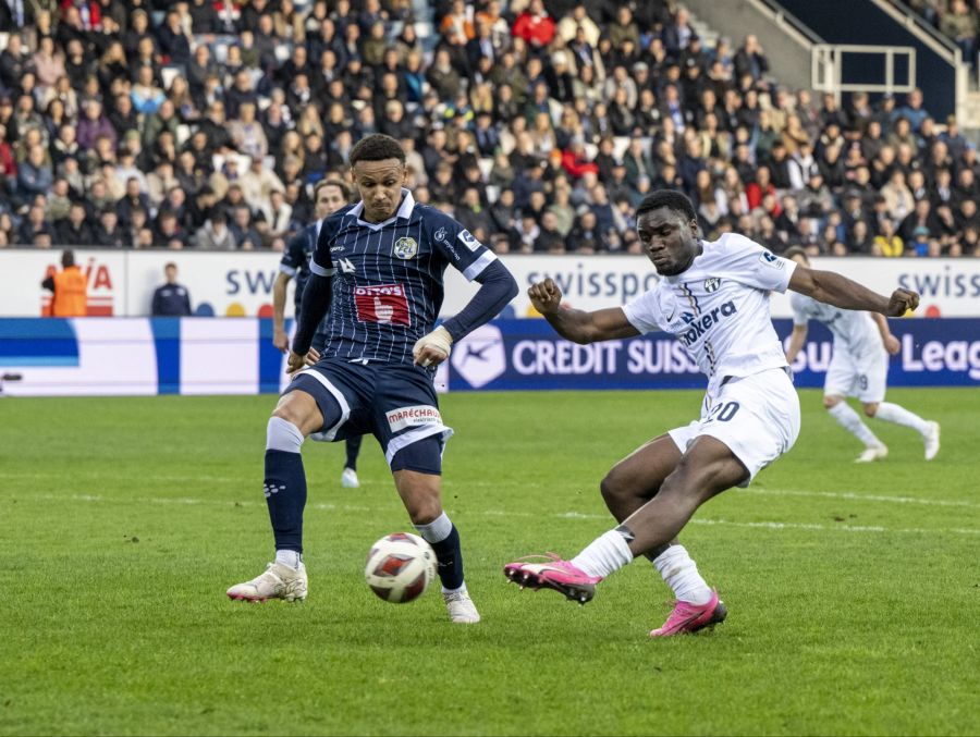 Luca Jaquez (l.) von Luzern versucht den Schuss von Calixte Paul Ligue zu blocken.