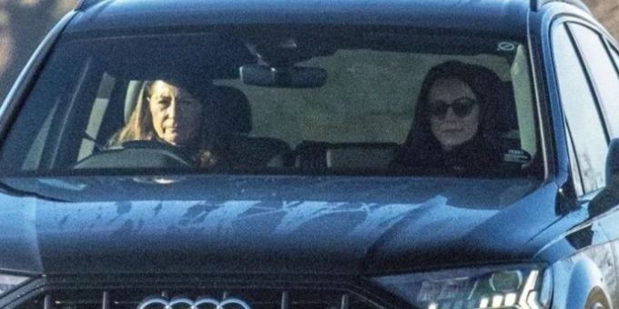 Prinzessin Kate (rechts) wurde zuletzt mit ihrer Mutter im Auto gesichtet. Kate Middleton
