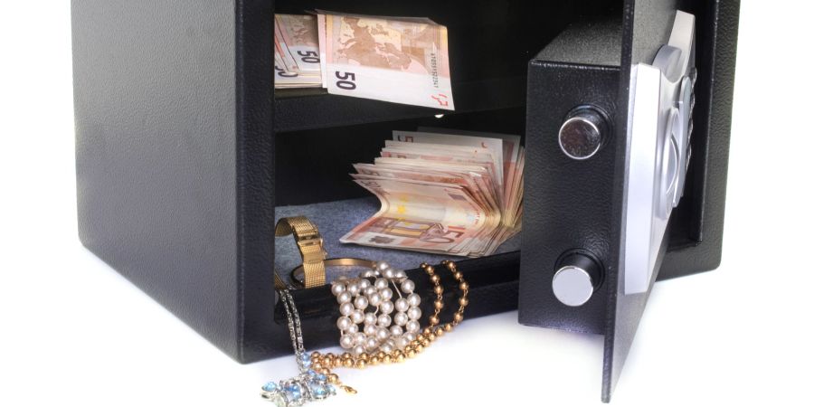 Schmuck und Geld in einem safe.