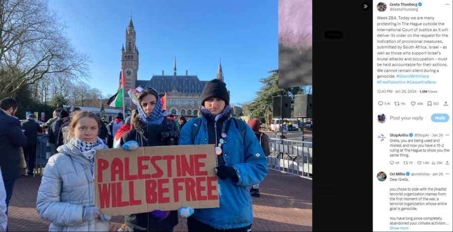 Greta Thunberg mit einem "Palästina wird frei sein"-Schild vor dem internationalen Menschenrechtsgerichthof in Den Haag.