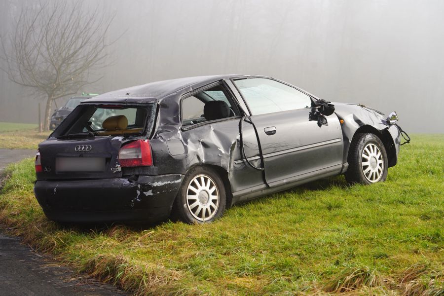 Viele Autos stehen am Nachmittag immer noch am Unfallort.