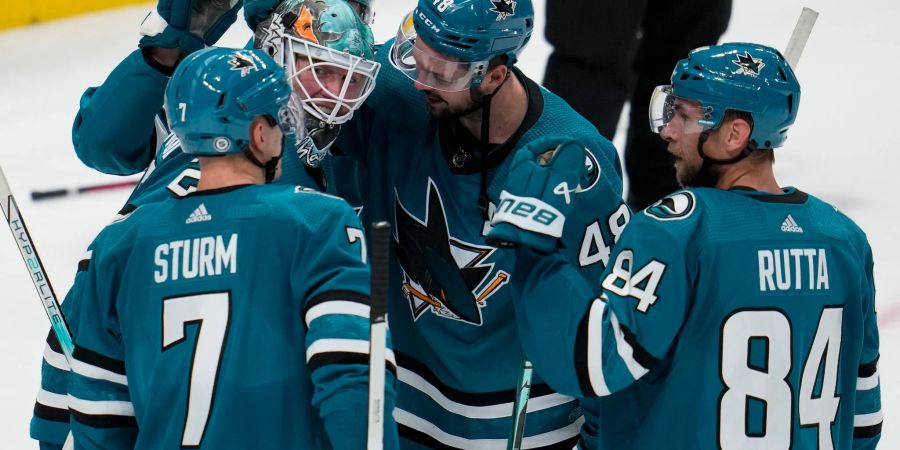 Die San Jose Sharks feiern den Sieg gegen die Seattle Kraken.