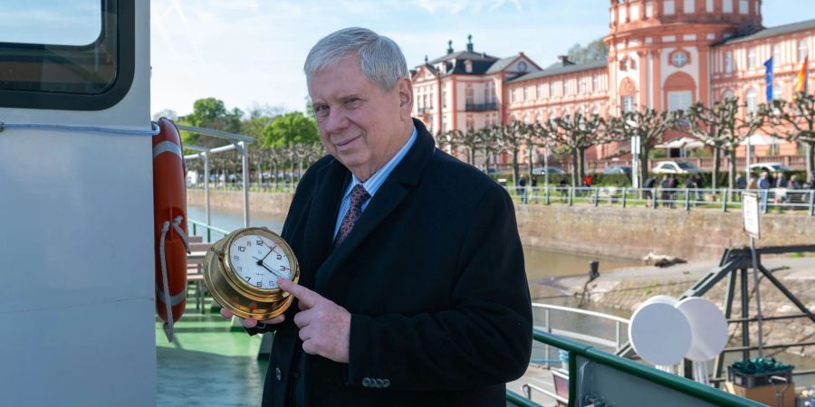 Rainer Hunold als Oberstaatsanwalt Bernd Reuther in der Serie «Der Staatsanwalt» auf dem Rhein vor dem Biebricher Schloss.