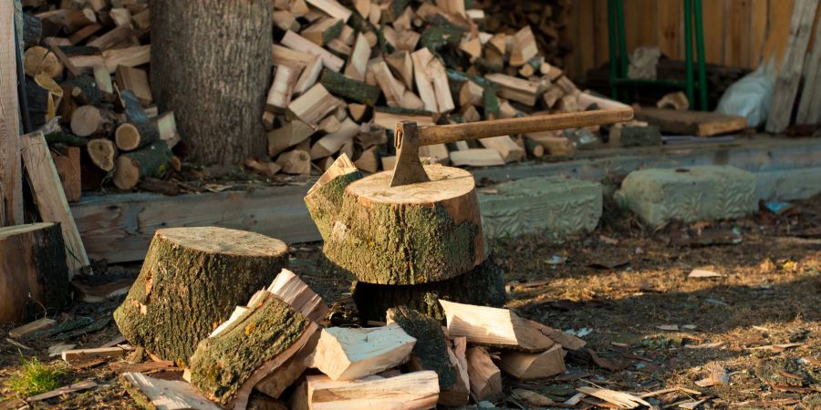 Holzhacken macht warm: Sie, weil Sie Energie verbrennen, und Ihre Wohnung auch.