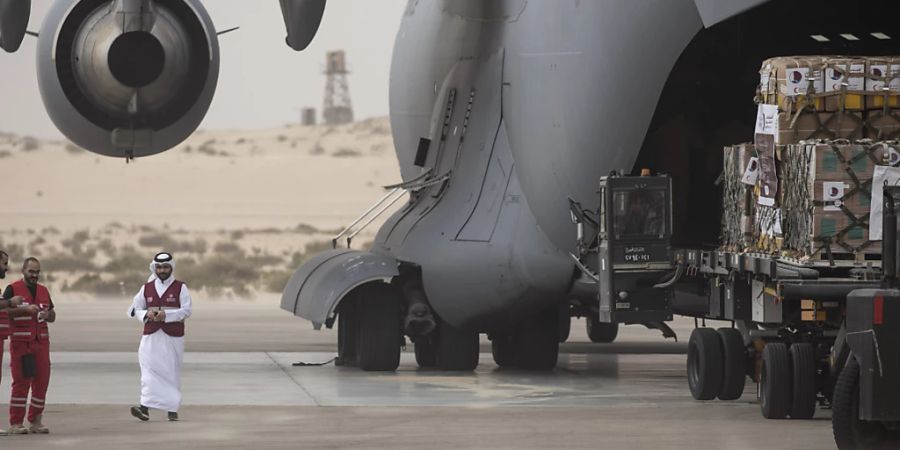 ARCHIV - Eine katarische Ladung humanitärer Hilfe wird auf dem internationalen Flughafen von Arish aus einem Flugzeug der katarischen Armee ausgeladen, das für den Gazastreifen bestimmt ist. Foto: Gehad Hamdy/dpa