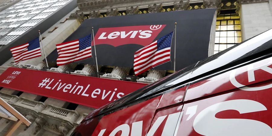 Das Logo von Levi's am Gebäude der New Yorker Börse an der Wall Street. (Archivbild)