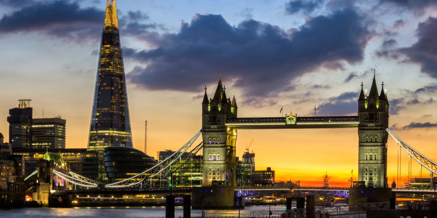 Das Shangri-La Hotel und die Tower Bridge in London.