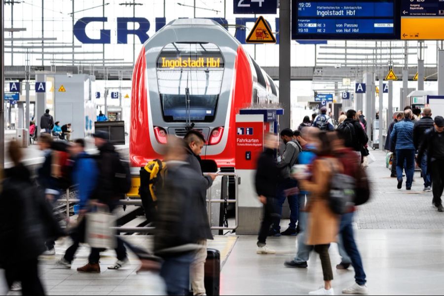 In Deutschland streiken Bahnangestellte seit Mittwoch für bessere Löhne und kürzere Arbeitszeiten. (Symbolbild)