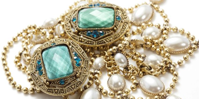 Vintage-Schmuck, Edelsteine und Perlen.