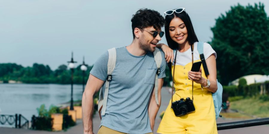 Mann Frau Smartphone Stadt Sonne Sommer