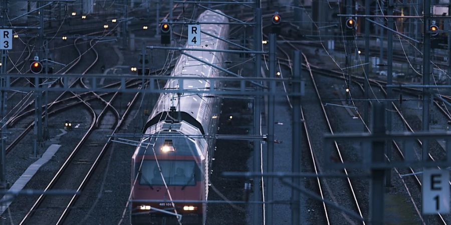 Der Bahnverkehr läuft zwischen dem Zürcher Hauptbahnhof und dem Bahnhof Aarau wegen einer Fahrleitungsstörung am Freitagabend nur eingeschränkt. (Archivbild)