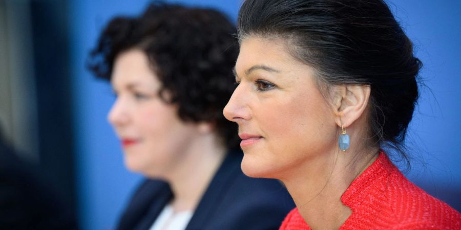 Die Bundestagsabgeordnete Sahra Wagenknecht ist in einer Doppelspitze mit der früheren Chefin der Linksfraktion, Amira Mohamed Ali (l), zur Vorsitzenden des Bündnis Sahra Wagenknecht gewählt worden.