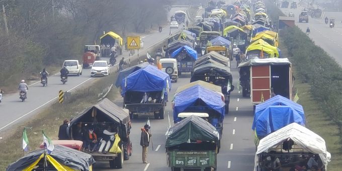Indische Bauern auf ihren Agrarfahrzeugen auf dem Weg nach Neu-Delhi. (AP Photo/Rajesh Sachar) Indien Bauern Proteste Landwirte