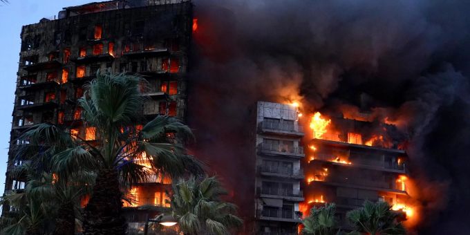 Grossbrand - Hochhaus in Valencia gleicht einer Feuerfackel
