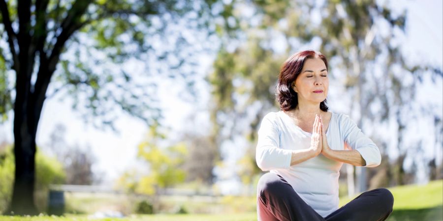 sukhasana pose yoga frau