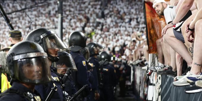 Laut Nause reichten die momentanen Mittel gegen gewalttätige Gruppierungen nicht aus. (Symbolbild) Polizisten Fussballfans Hooligans Geheimdienst