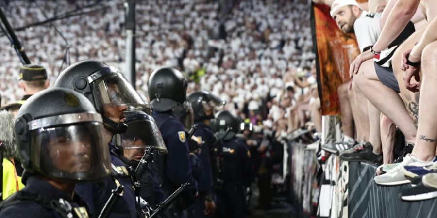 Polizisten Fussballfans Hooligans Geheimdienst