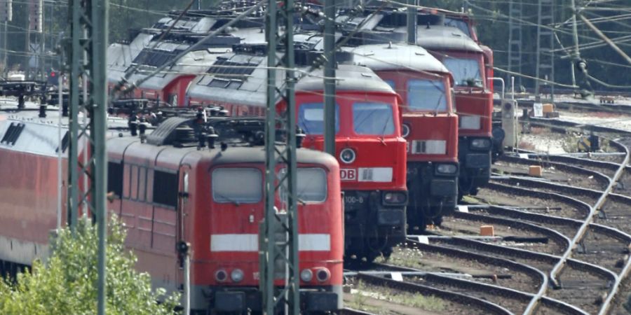 Stehen seit Dienstagabend still: Loks für Güterzüge der Deutschen Bahn. (Archivbild aus der Umgebung von Hamburg)