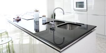 Küche, schwarze Arbeitsplatte, modern, weiss,