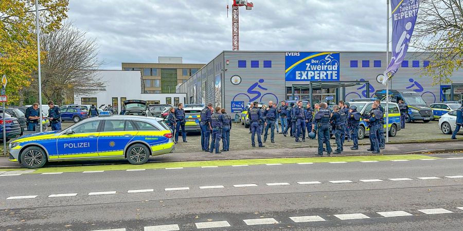 Grosseinsatz der Polizei am 9. November 2023 an einer Schule in Offenburg.