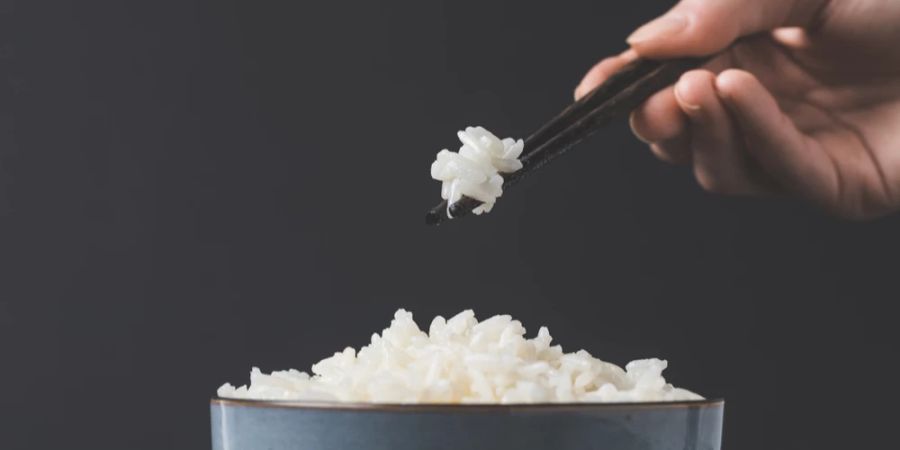 Reis ist eine perfekte Beilage für scharfe Gerichte.