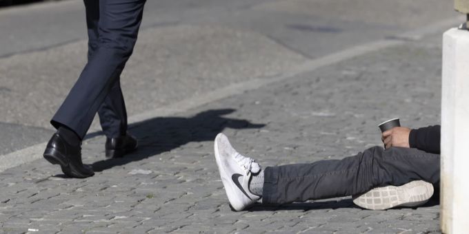 Ein Mann bettelt in der Genfer Innenstadt: Oft landen die Einnahmen bei kriminellen Clans, wie ein neuer Gerichtsfall zeigt. (Symbolbild) Betteln Bettler Clans Menschenhandel