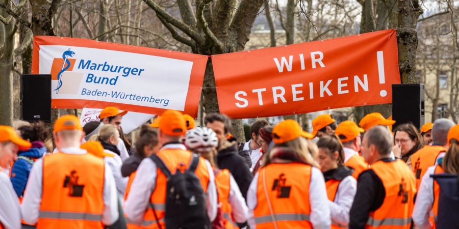 Ärztinnen und Ärzte bei einem Warnstreik Ende Januar in Freiburg.