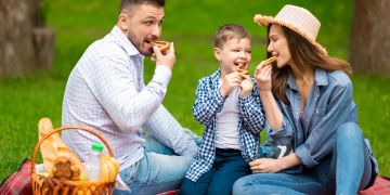 Familie beim Picknick