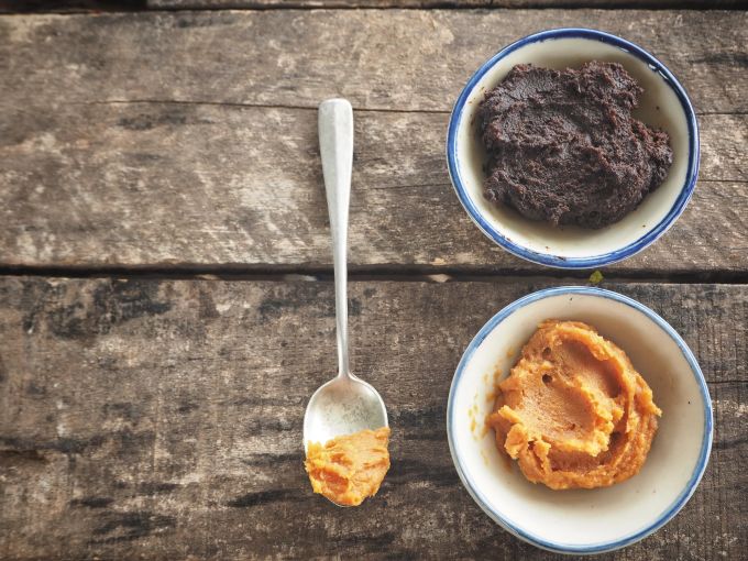 Geschmacklich und farblich kann sich die Paste sehr unterscheiden. Miso, Würzpaste, Gewürz, Küche